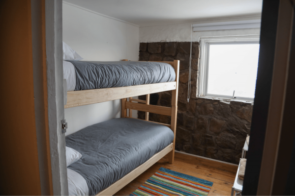 Quarto com Beliches e Banheiro Compartilhado