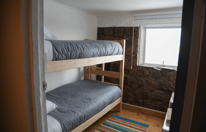 Quarto com Beliches e Banheiro Compartilhado