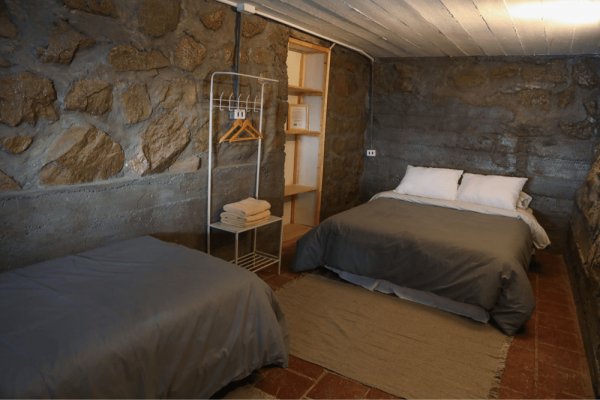 Quarto Triplo com Banheiro Compartilhado