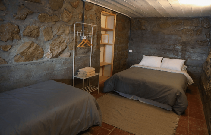 Quarto Triplo com Banheiro Compartilhado