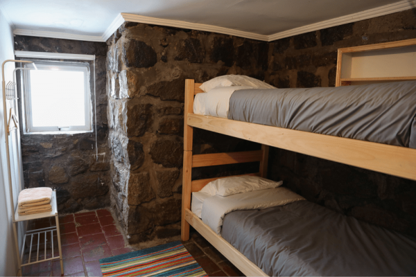 Quarto com Beliches e Banheiro Compartilhado