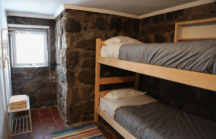 Quarto com Beliches e Banheiro Compartilhado
