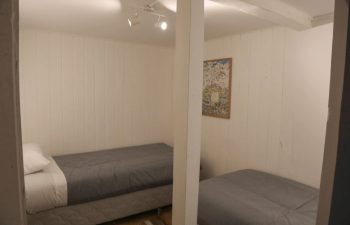 Quarto Twin com Banheiro Compartilhado
